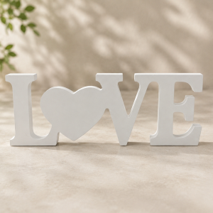 Schriftzug „LOVE“ mit Herz