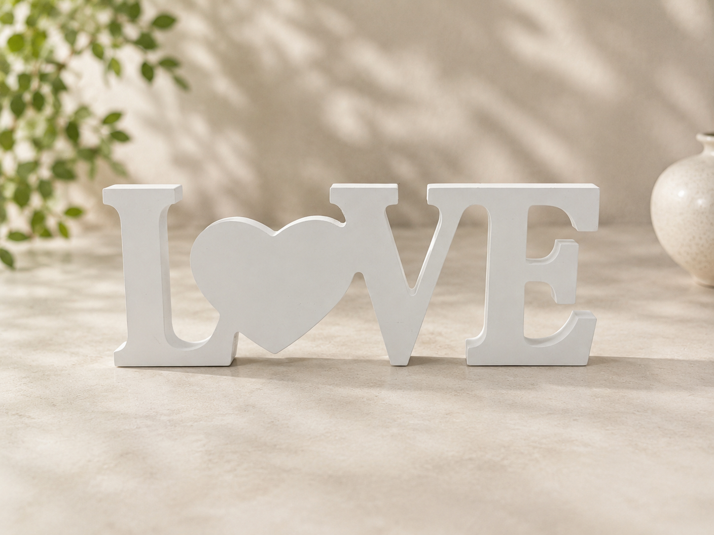 Schriftzug „LOVE“ mit Herz